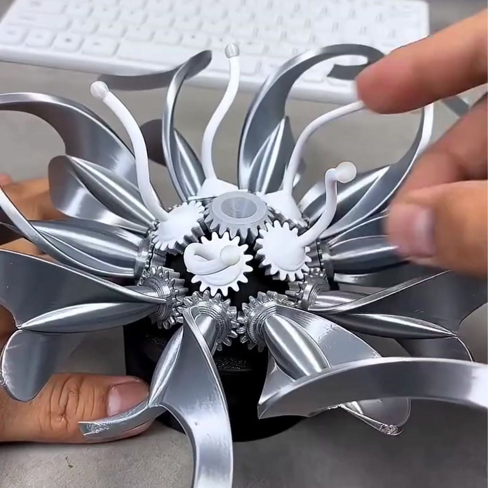 Metal Flower Sculpture – Steampunk Mechanical LED Art Décor